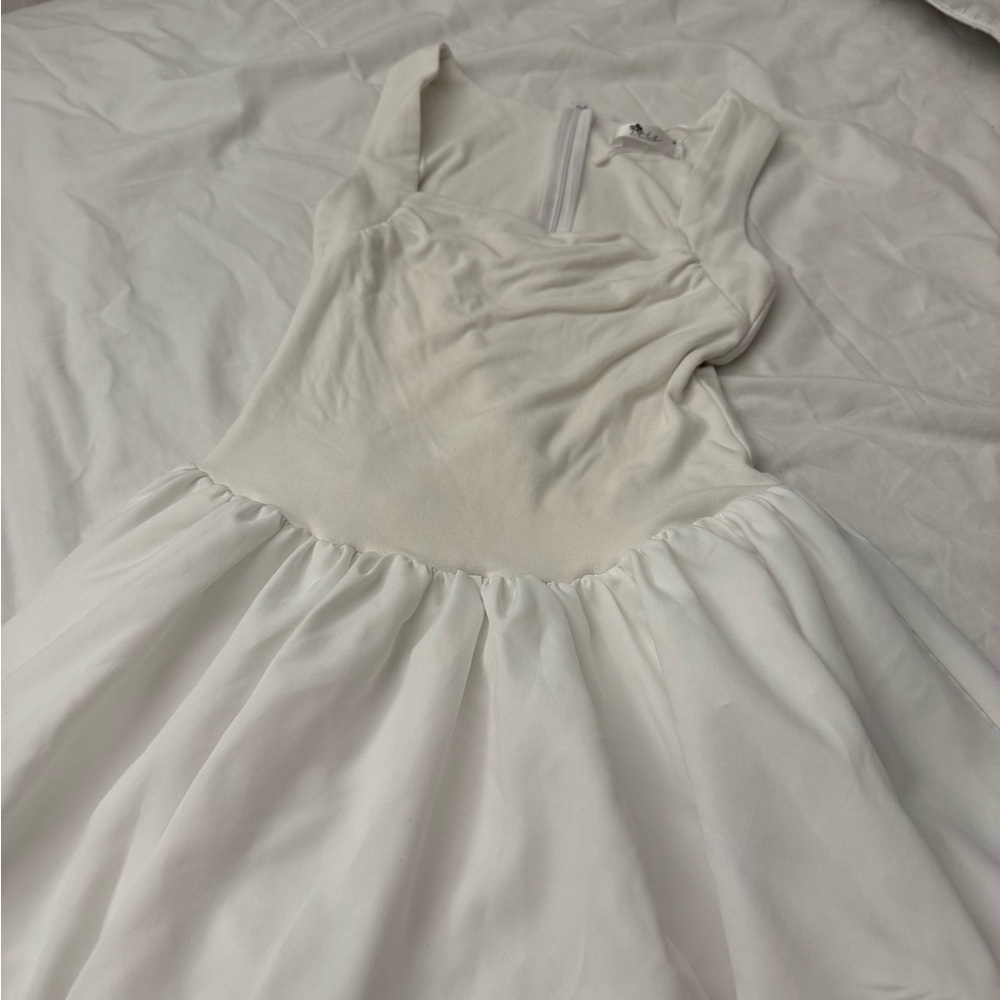 Elegant White Sleeveless Dress